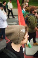De Jong Groen muts gedragen op een protestmars.