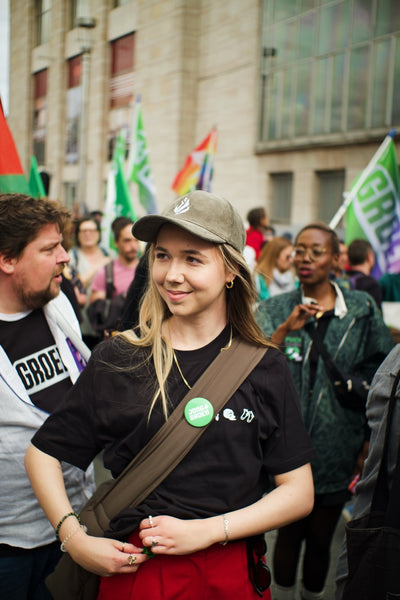 De Jong Groen pet gedragen tijdens een protestmars.