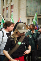 De Jong Groen pet gedragen tijdens een protestmars.